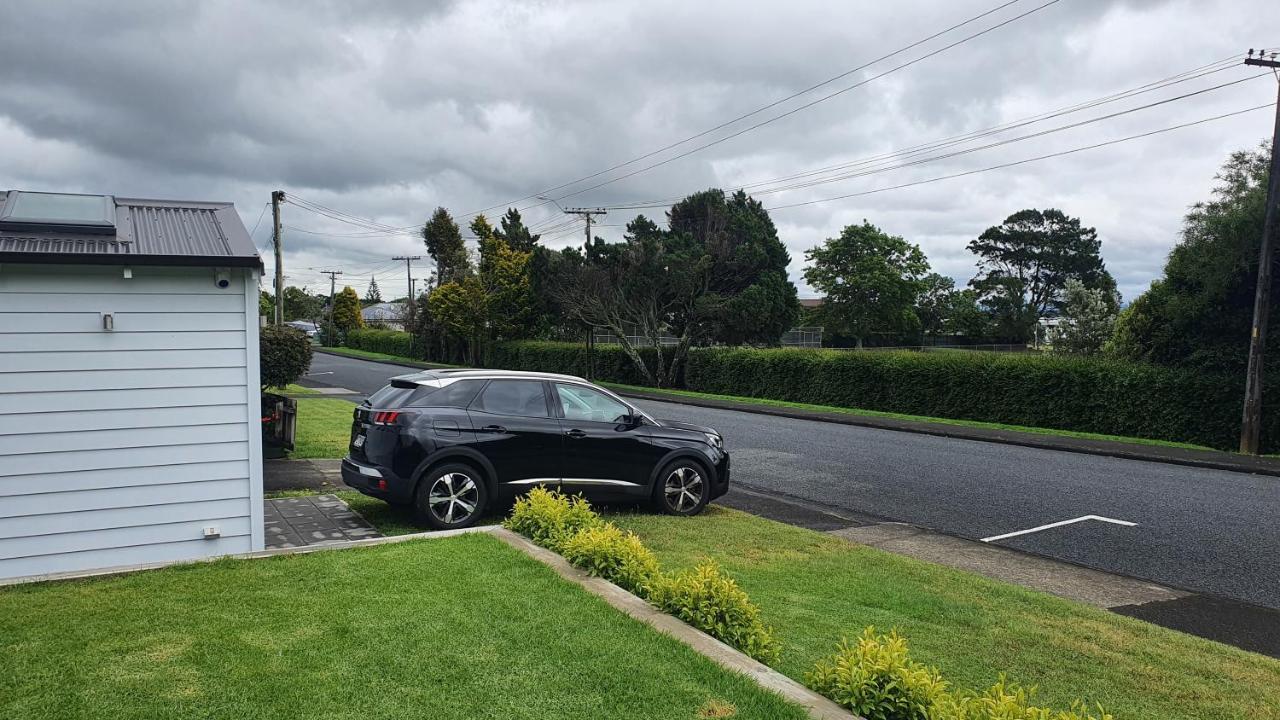 Retro On Queen, Papakura Exterior photo